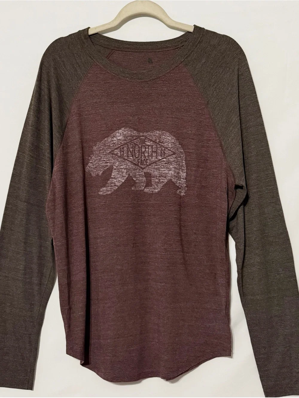 The North Face Mens Raglan Long Sleeve T-Shirt Size Large 2-Tone Bear Logo B13